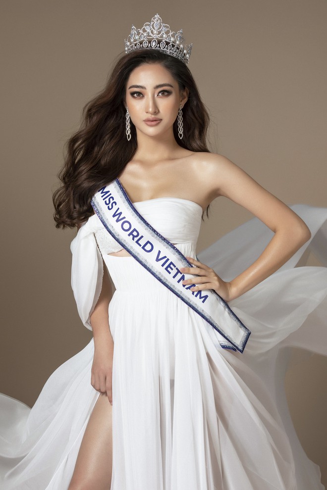 H&igrave;nh ảnh Lương Th&ugrave;y Linh xuất hiện tr&ecirc;n trang chủ Miss World: Thần th&aacute;i liệu c&oacute; đủ l&agrave;m n&ecirc;n kỳ t&iacute;ch sau Mỹ Linh, Tiểu Vy? - Ảnh 3.