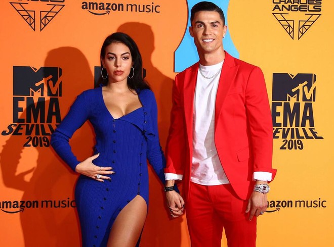 Thảm đỏ MTV EMAs 2019: Ronaldo và bạn gái nổi bần bật, loạt mỹ nhân hở bạo nóng mắt, mặc như không - Ảnh 4.