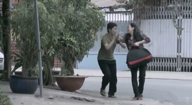 Kh&ocirc;ng Lối Tho&aacute;t mở m&agrave;n đ&atilde; gặp người quen: Tiếng S&eacute;t Trong Mưa vừa hết, b&agrave; Hội đ&atilde; nhanh ch&acirc;n đi đầu thai? - Ảnh 7.