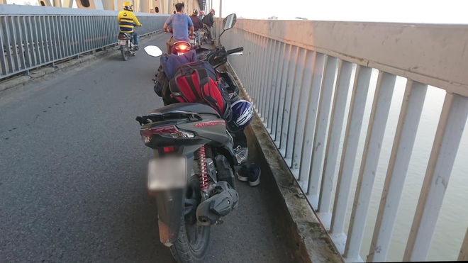 Hà Nội: Người đàn ông điều khiển xe máy lên cầu Thăng Long rồi nhảy xuống sông tự tử - Ảnh 2.