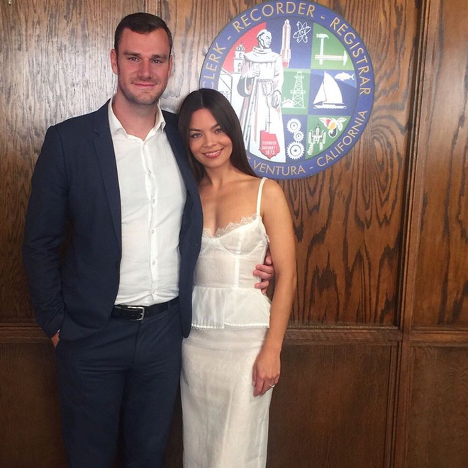 Th&ecirc;m cặp đ&ocirc;i hot Hollywood: Con trai chủ Playboy kết h&ocirc;n với mỹ nh&acirc;n Harry Potter sau 5 năm y&ecirc;u nhau - Ảnh 1.