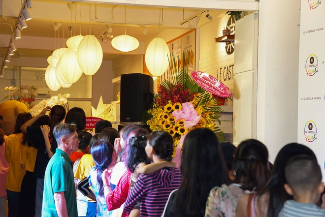 Giới trẻ Sài Gòn ùn ùn xếp hàng dài chờ check-in không gian trà bánh mới của Le Castella Young - Ảnh 9.