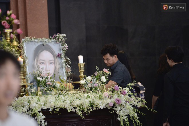 Việt Tú, Xuân Bắc cùng nhiều nghệ sĩ Việt xót xa tới dự đám tang của con gái đạo diễn Những ngọn nến trong đêm - Ảnh 8.