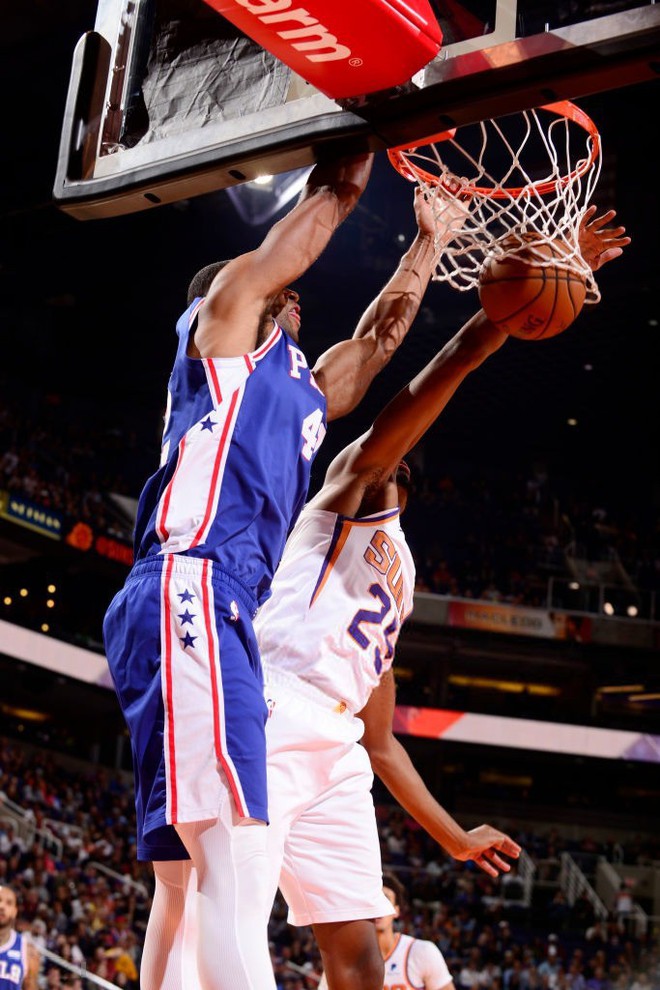 NBA 19-20: Devin Booker ghi 40 điểm, Phoenix Suns chấm dứt mạch toàn thắng của Philadelphia 76ers - Ảnh 2.