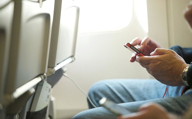 Trong tương lai, hành khách có thể bị tính thêm phí nếu muốn sạc pin điện thoại trên máy bay - Ảnh 3.