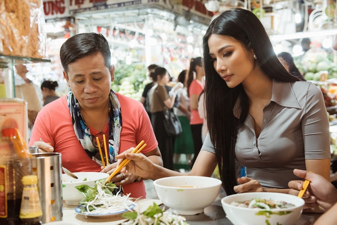 Hoàng Thùy diện áo dài, tự tin giao tiếp bằng tiếng Anh với thầy giáo người Philippines - Ảnh 8.