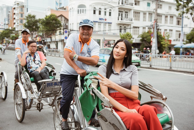 Hoàng Thùy diện áo dài, tự tin giao tiếp bằng tiếng Anh với thầy giáo người Philippines - Ảnh 9.