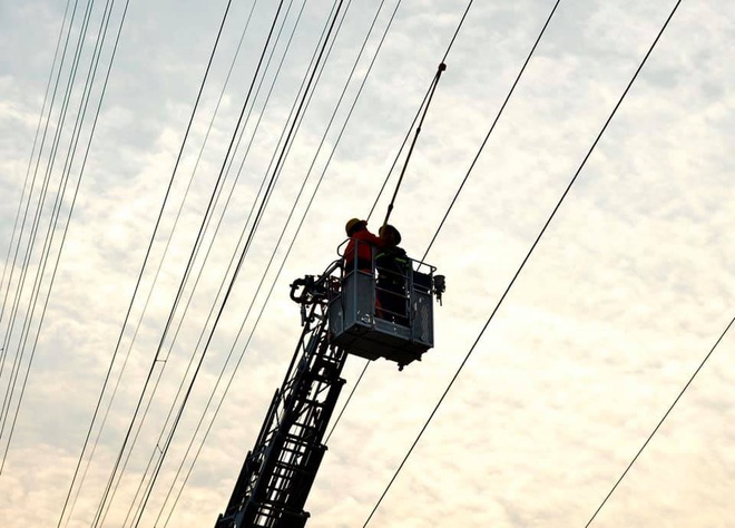 Hà Nội: Nam thanh niên trèo lên cột điện cao thế, tự trèo xuống sau 2 tiếng cố thủ - Ảnh 9.