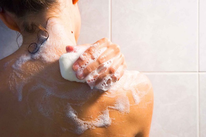 6 sai lầm lớn khi tắm rửa trong mùa lạnh khiến làn da bạn trở nên xấu xí - Ảnh 3.