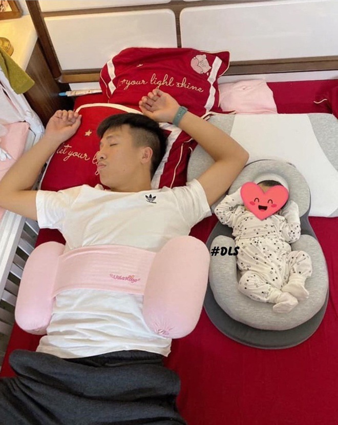 B&ugrave;i Tiến Dũng đ&iacute;ch thị l&agrave; &ocirc;ng bố v&agrave;ng: Kh&ocirc;ng rời c&ocirc;ng ch&uacute;a nhỏ cả l&uacute;c ngủ, nghiện phụ vợ chăm con ng&agrave;y đ&ecirc;m - Ảnh 1.