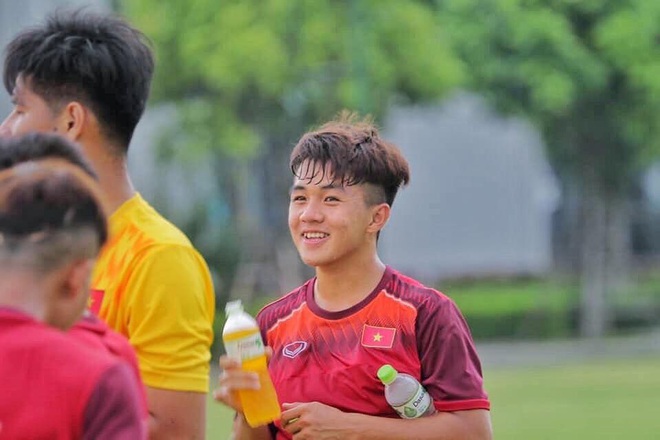 Info cầu thủ sinh năm 2001 của U19 Việt Nam, vừa nhìn đã thấy ngời ngời tố chất visual - Ảnh 4.