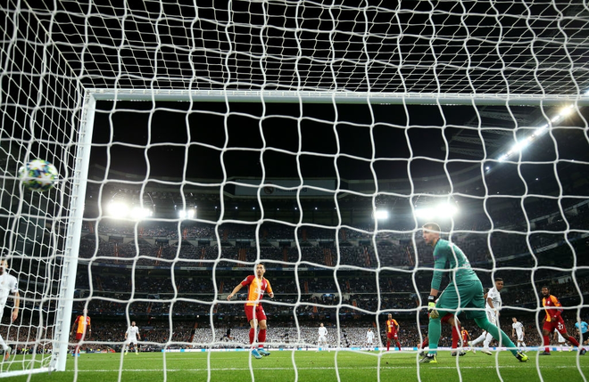 C&aacute;i t&ecirc;n chẳng mấy ai ngờ đến lập hat-trick, Real đại thắng một set tennis trắng ở Champions League - Ảnh 3.