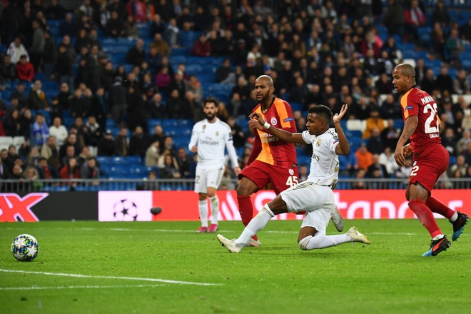 C&aacute;i t&ecirc;n chẳng mấy ai ngờ đến lập hat-trick, Real đại thắng một set tennis trắng ở Champions League - Ảnh 4.
