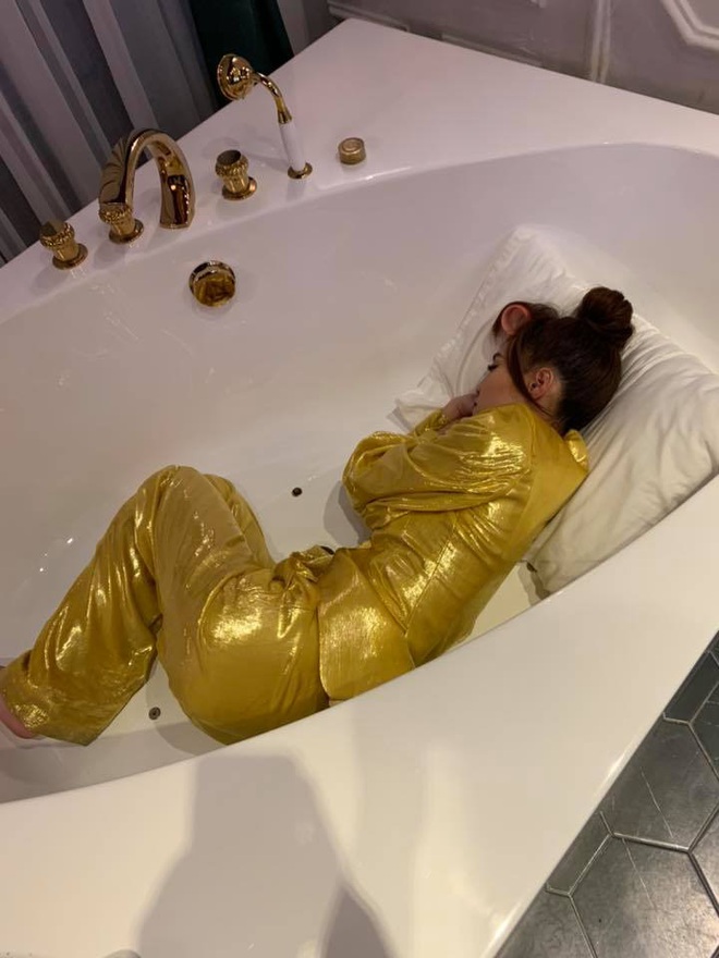 Ninh Dương Lan Ngọc mặc nguyên cây vàng, ngủ cuộn tôm trong hậu trường quay MV chuẩn bị comeback - Ảnh 2.