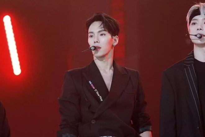 Shownu gầy rộc hốc hác khi MONSTA X thắng cúp mới, nhưng hành động nhớ về Wonho của các thành viên gây chú ý hơn cả - Ảnh 2.