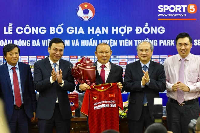 Báo Hàn Quốc: Không chỉ là người hùng trong bóng đá, HLV Park còn đóng vai trò như một nhà ngoại giao tại Việt Nam - Ảnh 3.