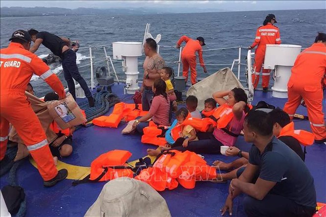 Lật phà chở 60 người trên biển ở Philippines - Ảnh 1.