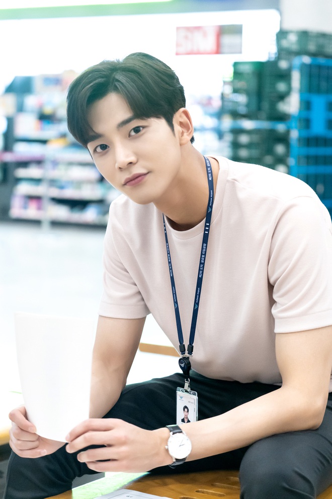 So kè 2 idol lấn sân diễn xuất hot nhất hiện nay: Cha Eun Woo đẹp vô thực có thất thế trước đàn em Rowoon? - Ảnh 15.