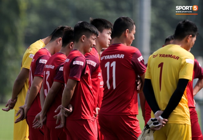 Quên làm đẹp, đội trưởng tuyển Việt Nam dành cả phần chạy khởi động để thoa kem chống nắng  - Ảnh 1.