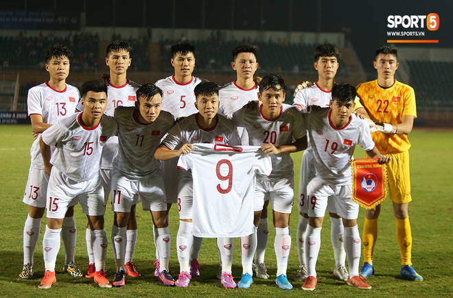 Sao trẻ U19 Việt Nam Nguyễn Kim Nhật bật khóc nức nở khi đồng đội giơ cao chiếc áo số 9 dưới sân - Ảnh 1.