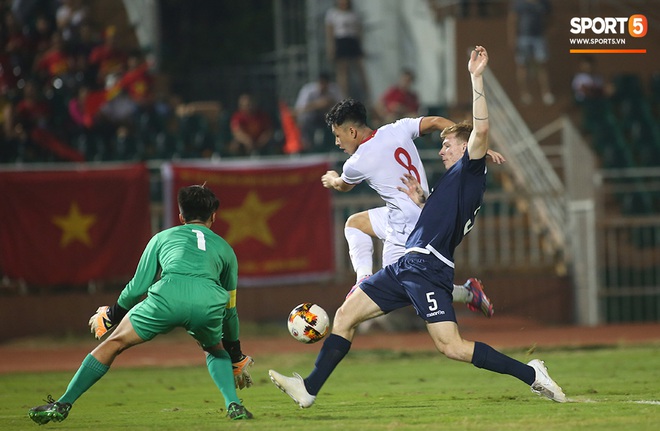 U19 Việt Nam thắng dễ U19 Guam 4-1, phù thủy trắng vẫn nổi điên trong ca-bin đội nhà - Ảnh 3.