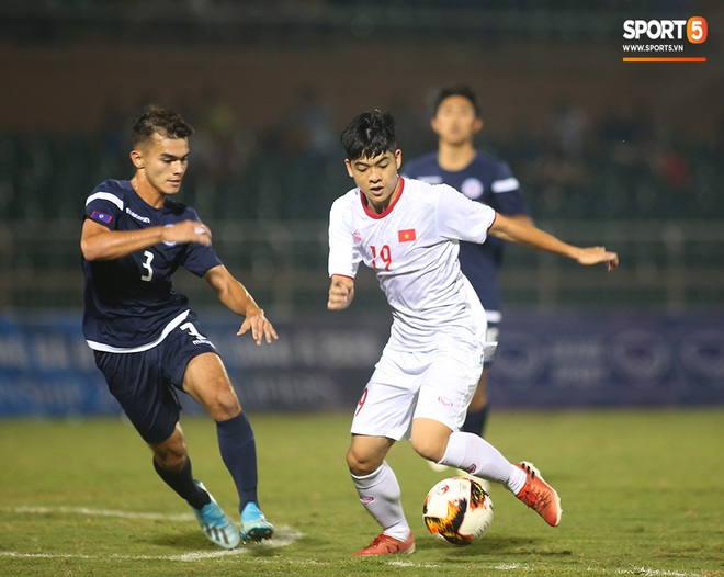 Sao trẻ U19 Việt Nam Nguyễn Kim Nhật bật khóc nức nở khi đồng đội giơ cao chiếc áo số 9 dưới sân - Ảnh 5.