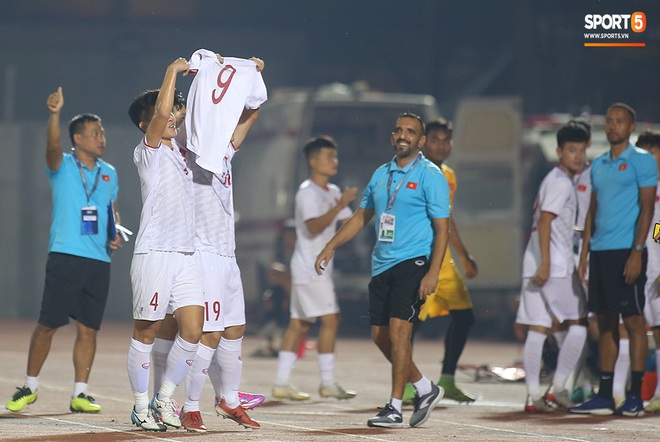 Sao trẻ U19 Việt Nam Nguyễn Kim Nhật bật khóc nức nở khi đồng đội giơ cao chiếc áo số 9 dưới sân - Ảnh 8.