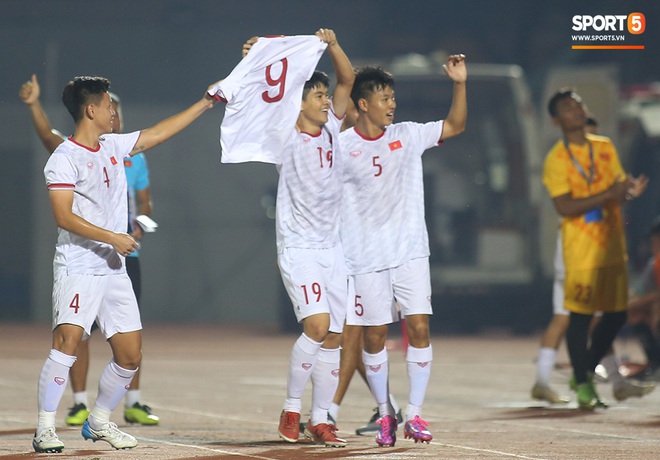 Sao trẻ U19 Việt Nam Nguyễn Kim Nhật bật khóc nức nở khi đồng đội giơ cao chiếc áo số 9 dưới sân - Ảnh 7.