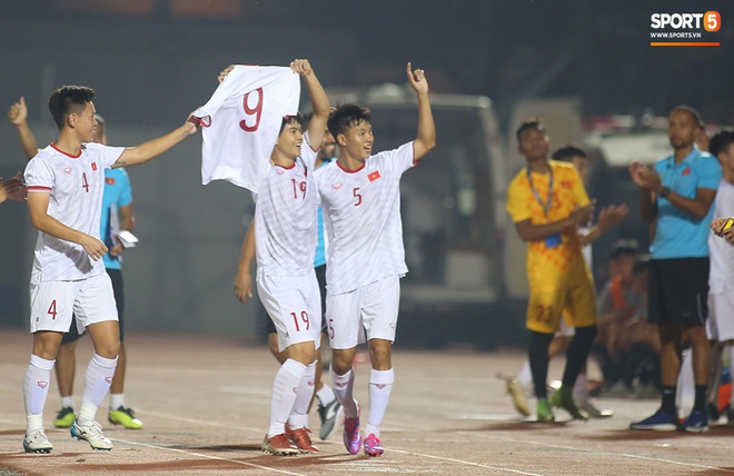 Sao trẻ U19 Việt Nam Nguyễn Kim Nhật bật khóc nức nở khi đồng đội giơ cao chiếc áo số 9 dưới sân - Ảnh 9.