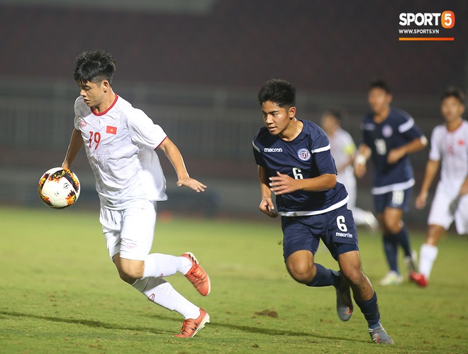 Sao trẻ U19 Việt Nam Nguyễn Kim Nhật bật khóc nức nở khi đồng đội giơ cao chiếc áo số 9 dưới sân - Ảnh 4.