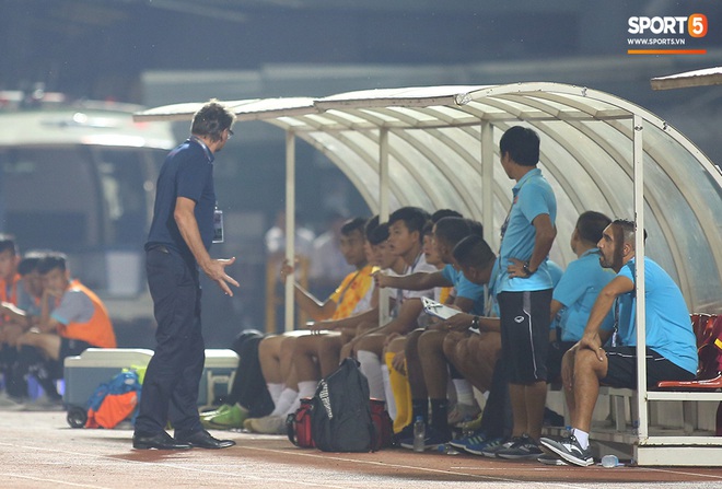 U19 Việt Nam thắng dễ U19 Guam 4-1, phù thủy trắng vẫn nổi điên trong ca-bin đội nhà - Ảnh 8.