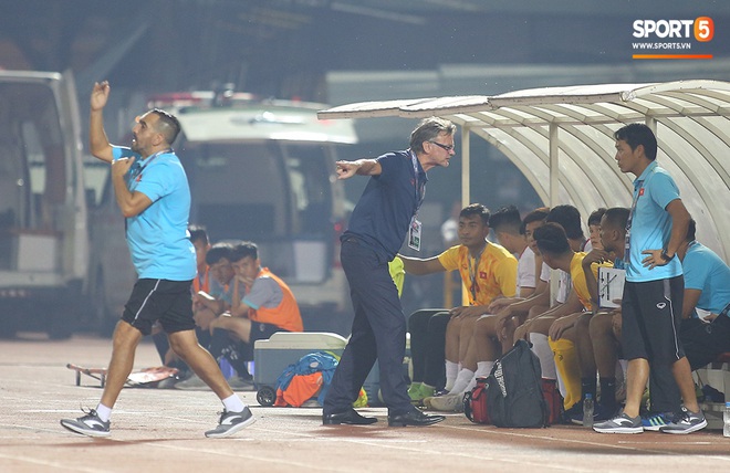 U19 Việt Nam thắng dễ U19 Guam 4-1, phù thủy trắng vẫn nổi điên trong ca-bin đội nhà - Ảnh 9.