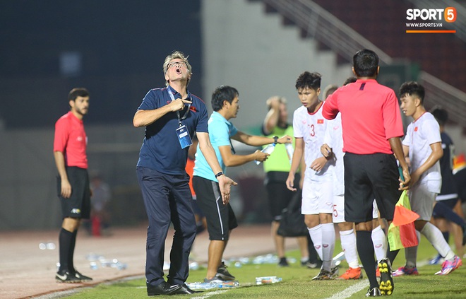 U19 Việt Nam thắng dễ U19 Guam 4-1, phù thủy trắng vẫn nổi điên trong ca-bin đội nhà - Ảnh 21.