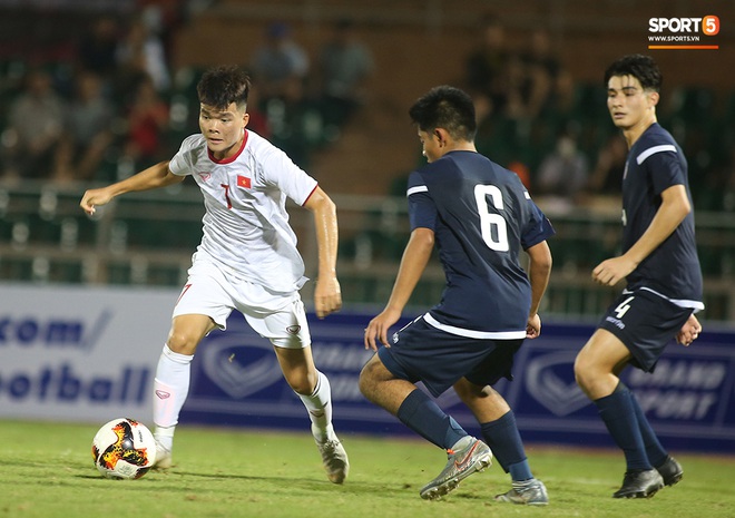 Sao trẻ U19 Việt Nam Nguyễn Kim Nhật bật khóc nức nở khi đồng đội giơ cao chiếc áo số 9 dưới sân - Ảnh 2.