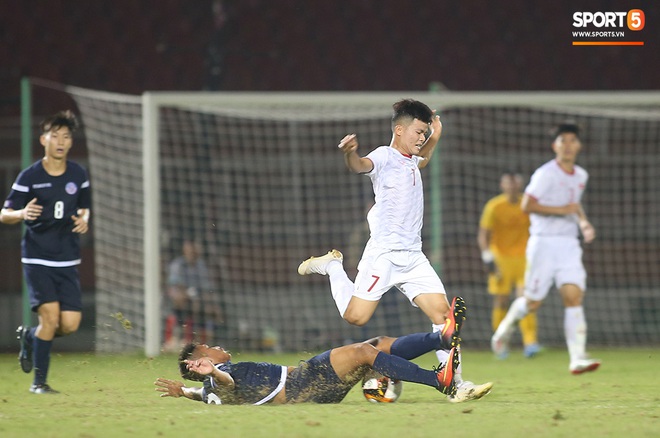 U19 Việt Nam thắng dễ U19 Guam 4-1, phù thủy trắng vẫn nổi điên trong ca-bin đội nhà - Ảnh 12.