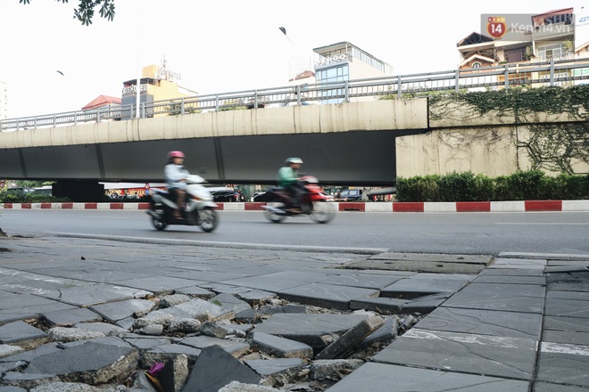 H&agrave; Nội: Vỉa h&egrave; l&aacute;t đ&aacute; c&oacute; độ bền 70 năm bị bong tr&oacute;c, nứt t&oacute;ac chỉ sau... 2 năm sử dụng - Ảnh 2.