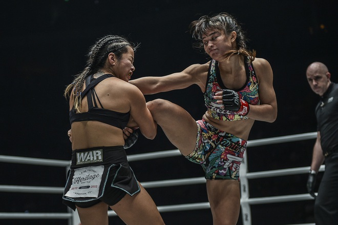 Phải gặp nhà vô địch tuyệt đối người Thái, nữ võ sĩ gốc Việt thi đấu vô cùng quả cảm, khiến BLV cũng phải tỏ ra ngỡ ngàng - Ảnh 3.