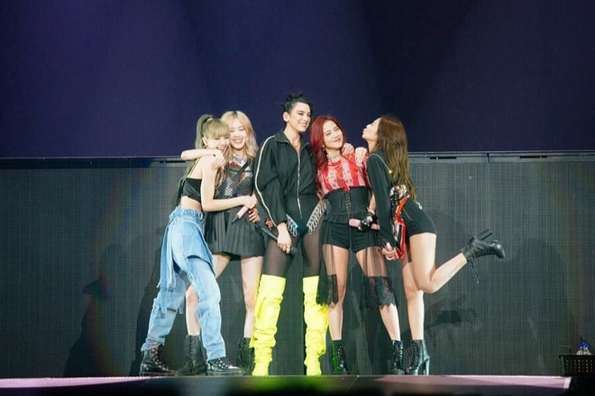 Chỗ chị em thân thiết, ai dè Dua Lipa “phản bội” BLACKPINK đến diễn ở MAMA 2019 thay vì concert của nhóm - Ảnh 4.