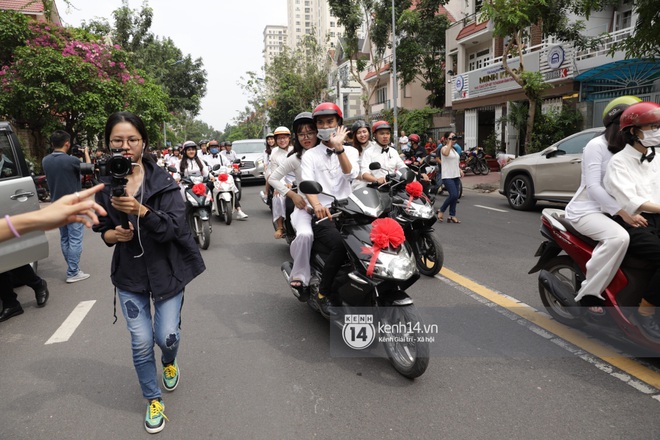 Khoảnh khắc đặc biệt: Hàng trăm fan chạy xe máy, tháp tùng Đông Nhi về nhà với Ông Cao Thắng - Ảnh 5.