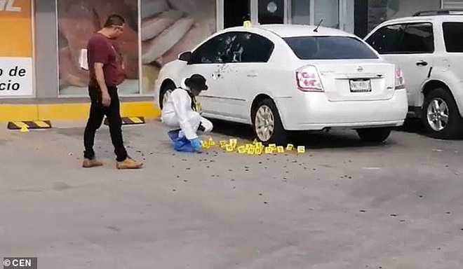 Bắt con trai trùm ma túy Mexico, cảnh sát cấp cao bị nã 150 viên đạn - Ảnh 2.