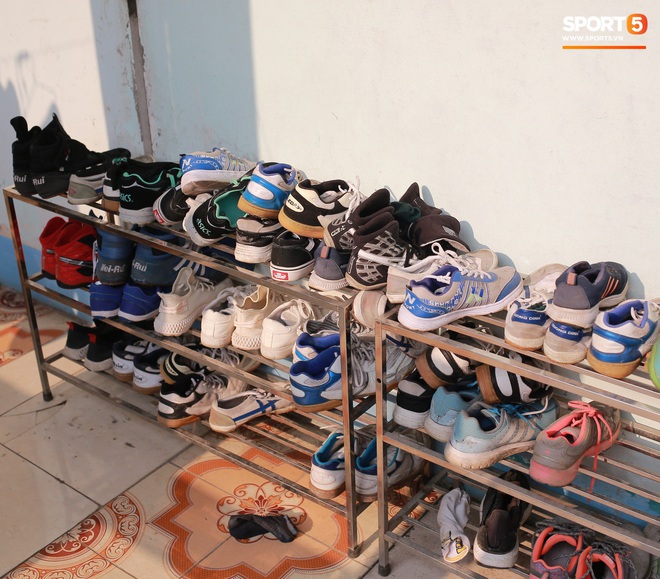 Chạnh lòng với đội bóng nữ Thái Nguyên: Cầu thủ chuyên nghiệp đi giày cũ rách, ước mơ có hàng xịn như trong bộ sưu tập giày của Đoàn Văn Hậu - Ảnh 2.