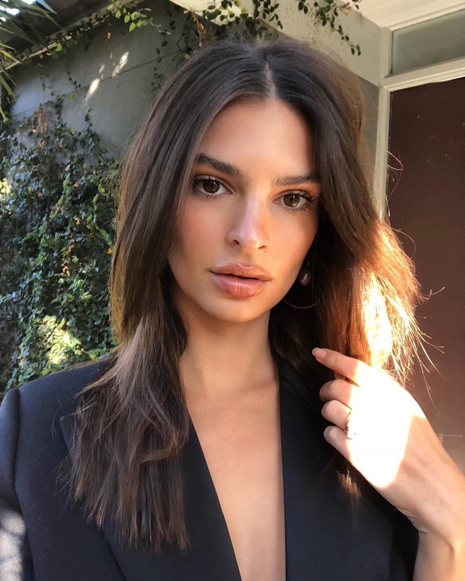 Bắt chước nàng mẫu siêu vòng 1 Emily Ratajkowski dùng 6 món skincare sau, biết đâu da bạn cũng căng mướt như da cô ấy - Ảnh 1.