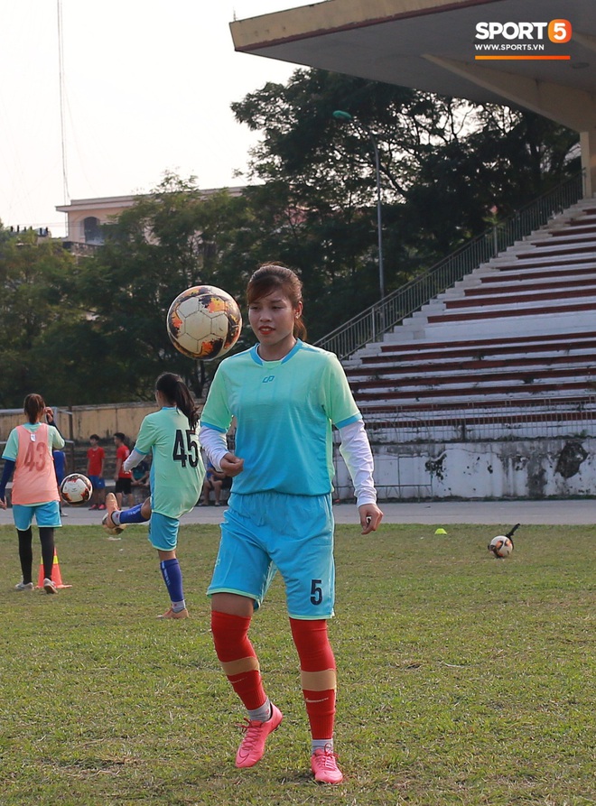 HLV trưởng đội nữ Thái Nguyên: Nhiều cầu thủ bỏ bóng đá đi làm công nhân vì quá khó khăn - Ảnh 4.