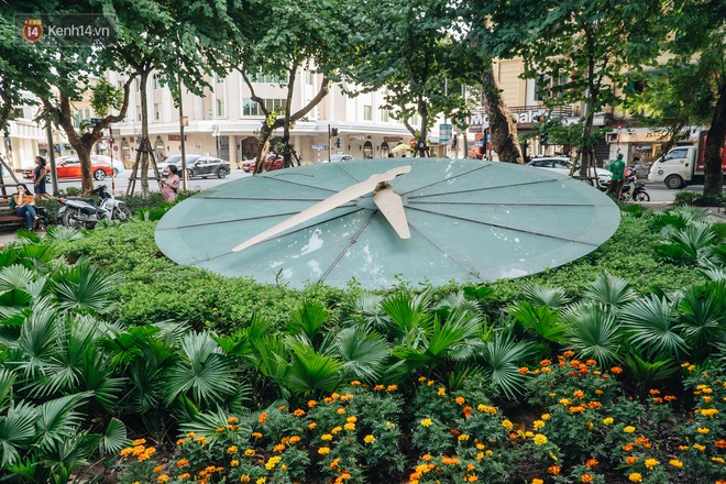 Ở H&agrave; Nội nhiều năm, nhưng chưa chắc bạn nhận ra đ&acirc;y l&agrave; một chiếc đồng hồ Thụy Sỹ khổng lồ gi&aacute; 20.000 USD được đặt b&ecirc;n hồ Gươm - Ảnh 5.