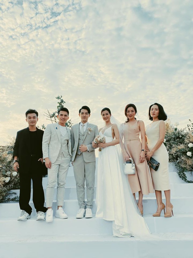 200 sao Việt xúng xính váy áo dự đám cưới đẹp như mơ của Đông Nhi - Ông Cao Thắng - Ảnh 16.