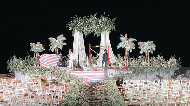 Đột nhập địa điểm diễn ra lễ cưới của Đông Nhi - Ông Cao Thắng: Hoa phủ kín, ánh sáng lên tạo không gian cổ tích giữa biển - Ảnh 2.
