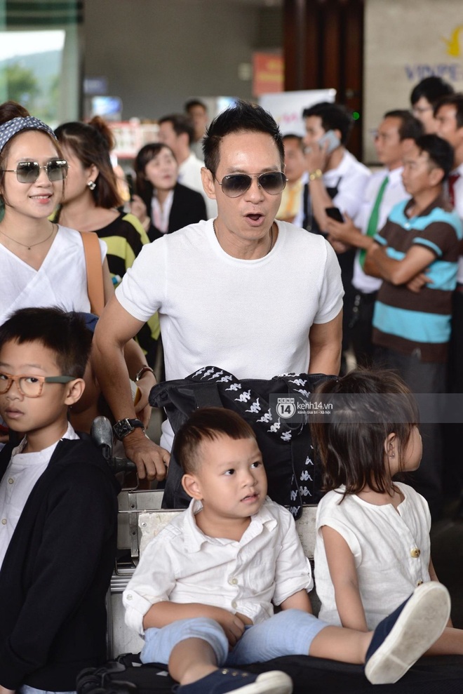 Cực hot tại sân bay Phú Quốc: Chưa bao giờ thấy đông nghệ sĩ như thế, ai cũng tay xách nách mang váy áo đi dự đám cưới Đông Nhi - Ảnh 10.