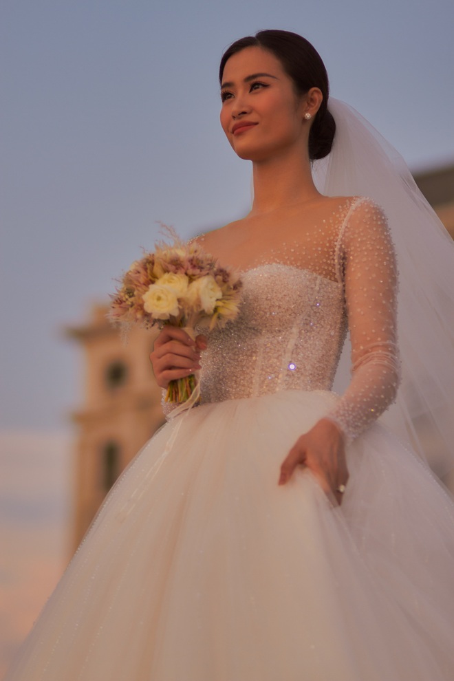 Ngắm trọn bộ 4 váy cưới của Đông Nhi: Chiếc vedette lộng lẫy đúng chuẩn váy công chúa, 2 chiếc đơn giản mà sang tột cùng, 1 chiếc để dẩy đầm vô cùng sexy - Ảnh 3.