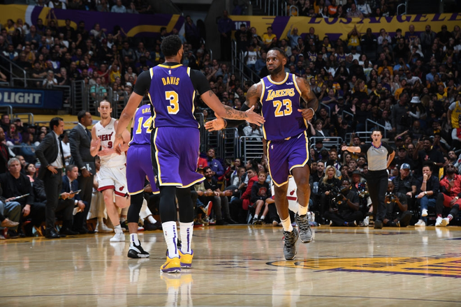 NBA 19-20: Bùng nổ từ hiệp 3 trước Miami Heat, Los Angeles Lakers đón trận thắng thứ 7 liên tiếp - Ảnh 3.