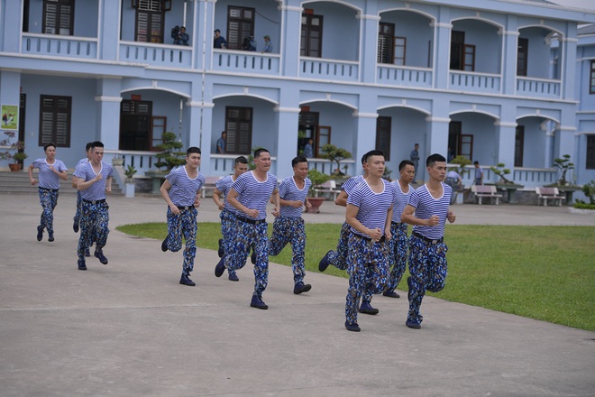 Sao nhập ngũ: Jun Phạm năn nỉ đừng cắt tóc quá ngắn, cân team khi co tay xà đơn - Ảnh 10.